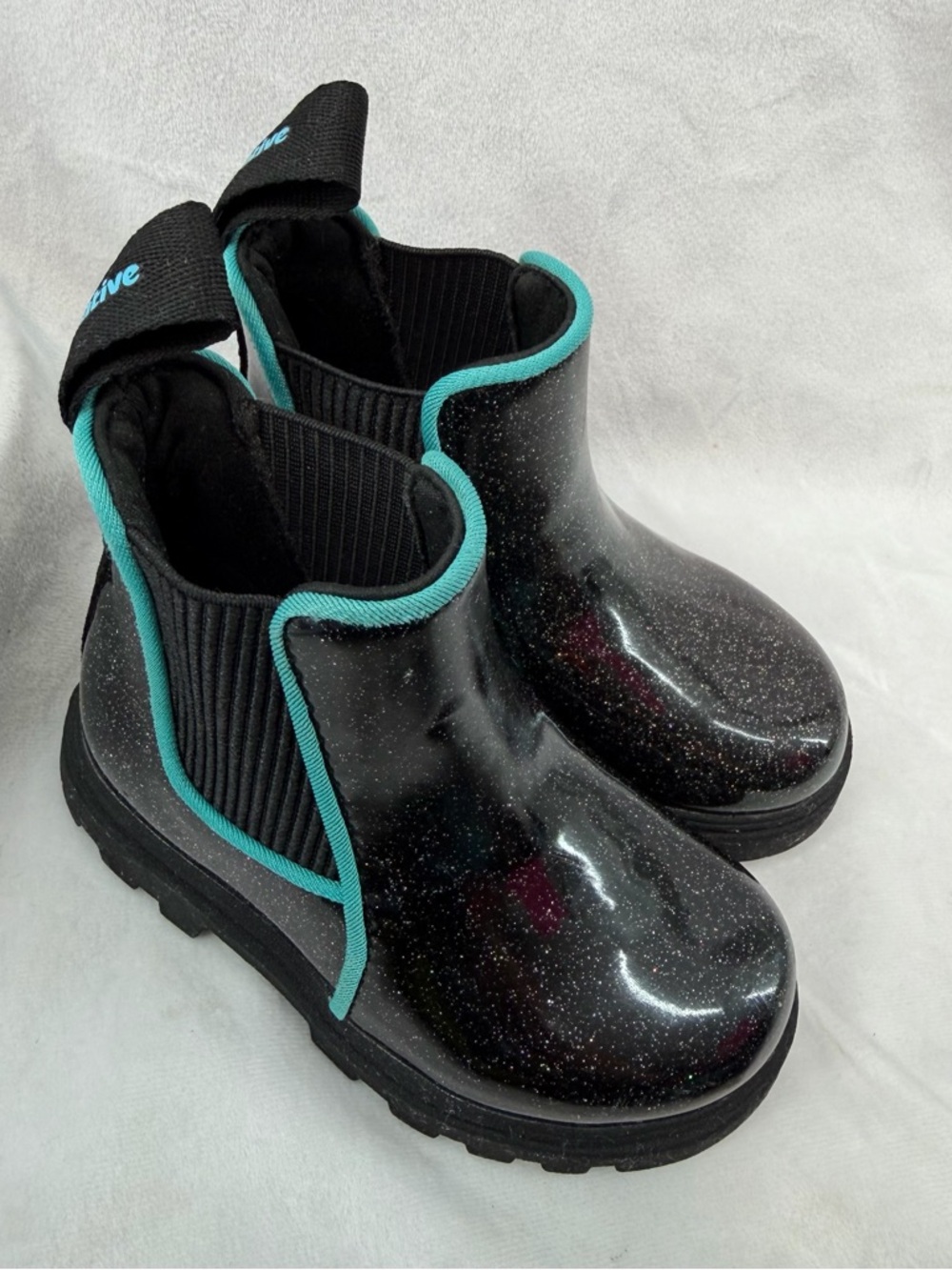 Native size 7 toddler Kids Kensington Black Glitter Rain Boots with Teal Trim